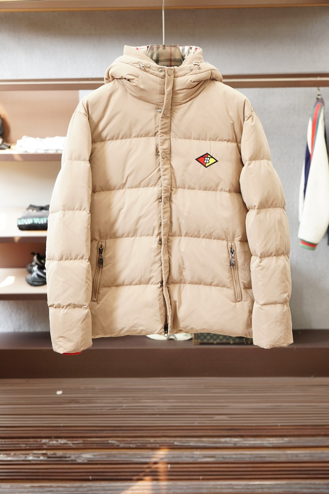 NO:681959,Burberry down jacket, a warm way to open up British style in winter. Burberry's down jacket directly welds British style into winter wear. The classic plaid lining is hidden in the brim of the hat. Opening the zipper is a surprise detail, which reveals the brand recognition in a low-key manner. The black is calm and versatile, and the milk tea color is gentle and high-end. Both colors are suitable for various wearing scenarios. The hooded design is windproof and practical, filled with fleece and fluffy but not bulky, keeping warm while maintaining a neat figure.  Small brand badges are embellished on the body, giving it a full sense of sophistication. Whether it is daily commuting or weekend outings, you can wear it to match the relaxed British look. M-3XL,,,burberry,burberry,down jacket,hats,19860909巴宝莉羽绒服,冬日英伦风的温暖打开方式 Burberry这款羽绒服直接把英伦格调焊在冬日穿搭里 经典的格纹内衬藏在帽檐里_拉开拉链就是惊喜细节,低调中透着品牌辨识度 黑色沉稳百搭,奶茶色温柔高级,双色都适配各种穿搭场景 连帽设计防风又实用,充绒蓬松却不臃肿,保暖的同时还能保持利落身形 小巧的品牌徽章点缀在衣身,精致感拉满,不管是日常通勤还是周末出游,穿它都能拿捏英伦松弛M-3XL,,,burberry,burberry,down jacket,hats,,Men's clothing