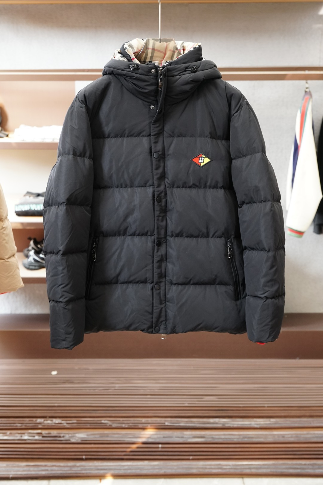 巴宝莉羽绒服，冬日英伦风的温暖打开方式Burberry这款羽绒服直接把英伦格调焊在冬日穿搭里🧥经典的格纹