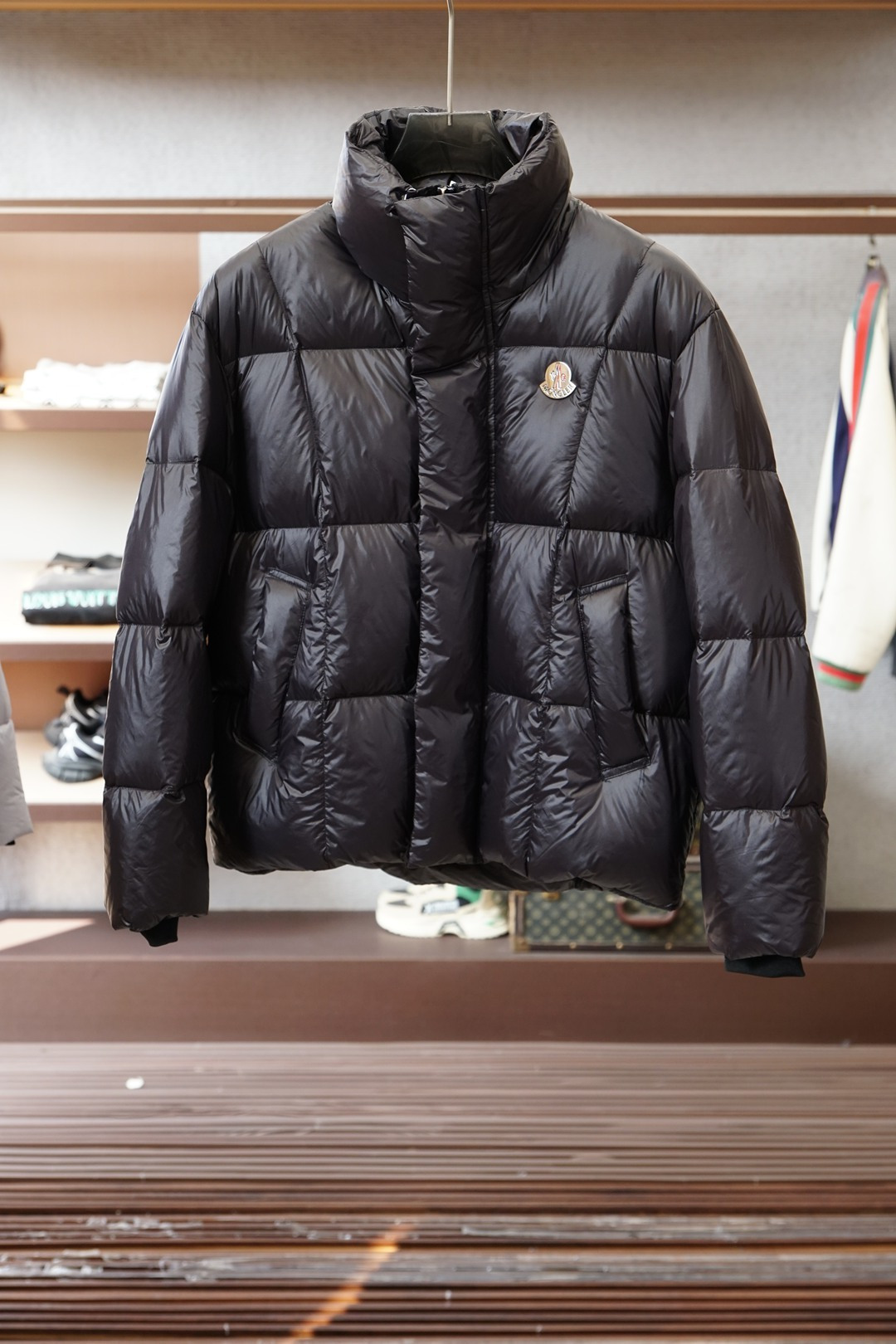 蒙口亮面羽绒服，冬日轻盈保暖天花板Moncler这款亮面羽绒服直接颠覆我对厚外套的认知☁️亮面面料自带高