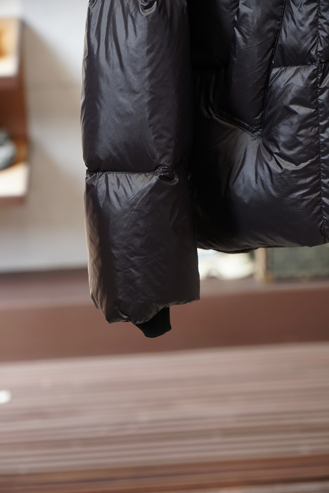 蒙口亮面羽绒服，冬日轻盈保暖天花板Moncler这款亮面羽绒服直接颠覆我对厚外套的认知☁️亮面面料自带高