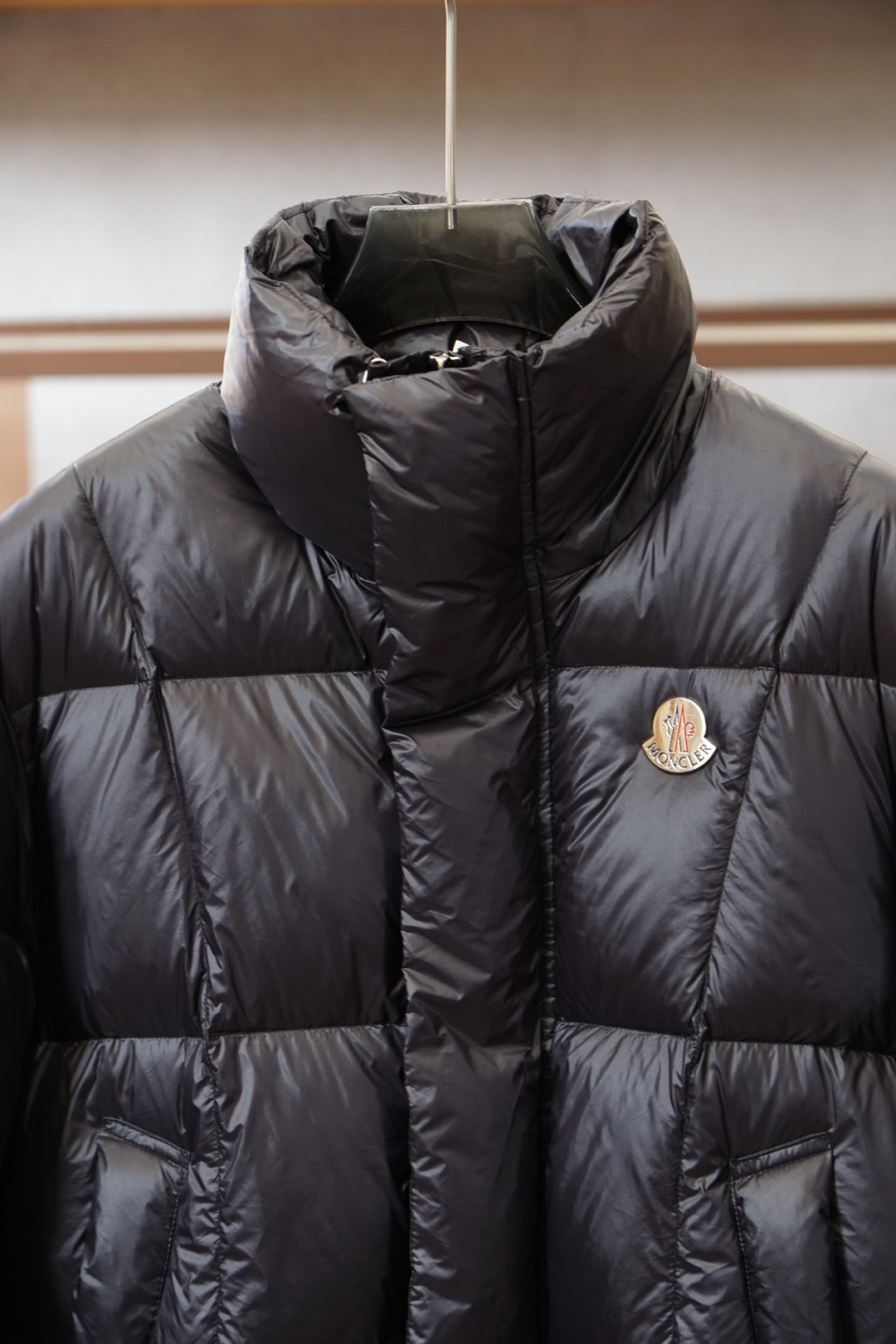 蒙口亮面羽绒服，冬日轻盈保暖天花板Moncler这款亮面羽绒服直接颠覆我对厚外套的认知☁️亮面面料自带高