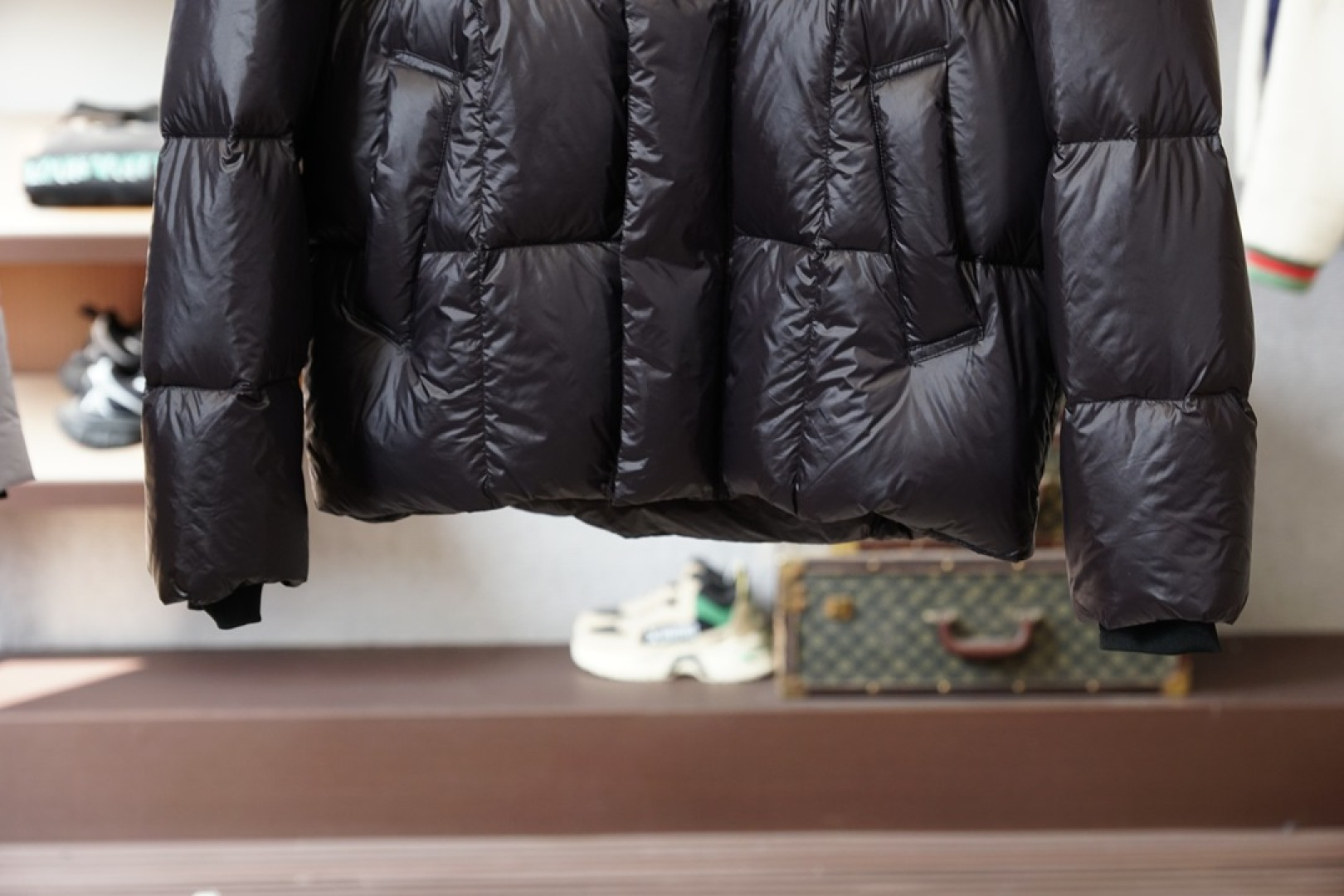 蒙口亮面羽绒服，冬日轻盈保暖天花板Moncler这款亮面羽绒服直接颠覆我对厚外套的认知☁️亮面面料自带高