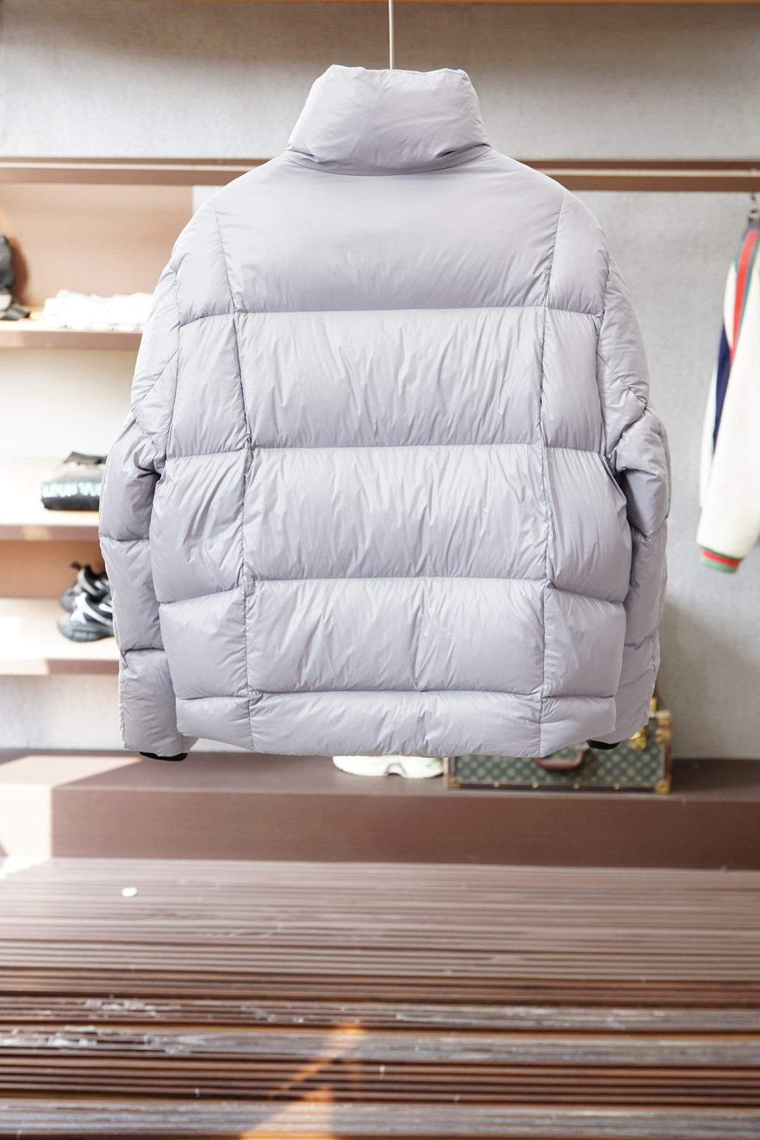 蒙口亮面羽绒服，冬日轻盈保暖天花板Moncler这款亮面羽绒服直接颠覆我对厚外套的认知☁️亮面面料自带高