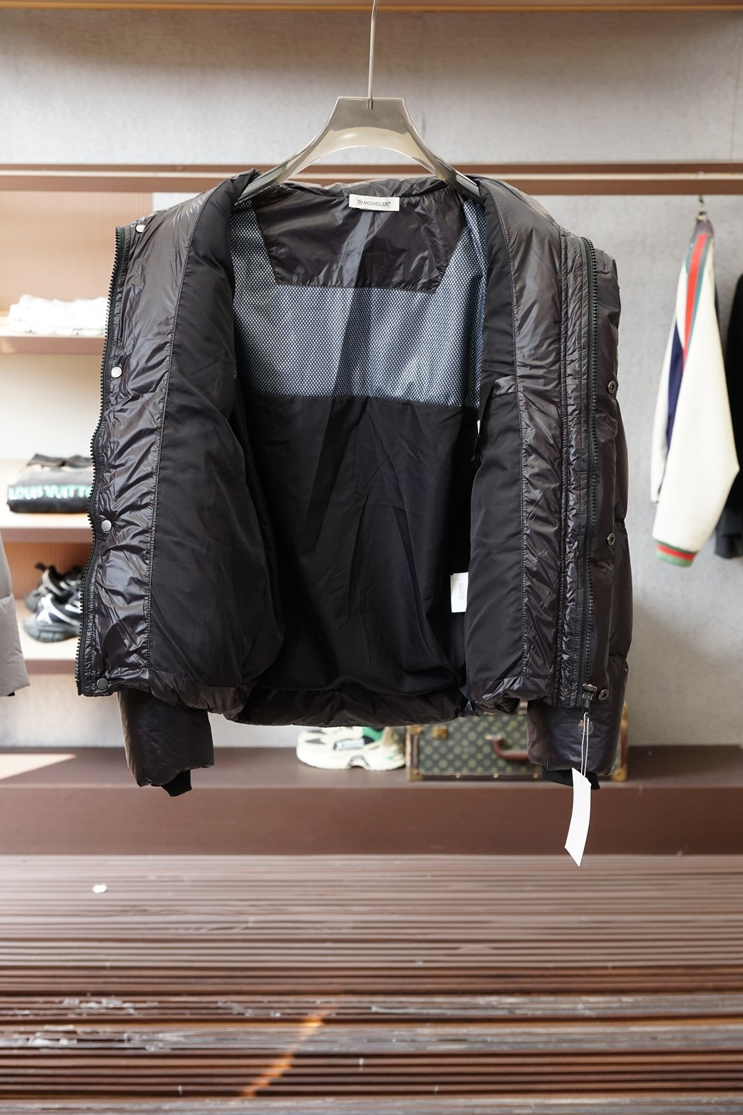 蒙口亮面羽绒服，冬日轻盈保暖天花板Moncler这款亮面羽绒服直接颠覆我对厚外套的认知☁️亮面面料自带高