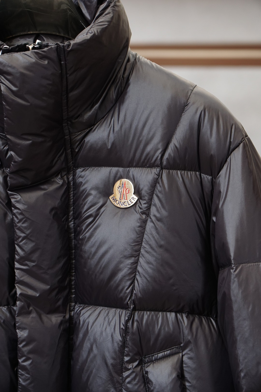 蒙口亮面羽绒服，冬日轻盈保暖天花板Moncler这款亮面羽绒服直接颠覆我对厚外套的认知☁️亮面面料自带高