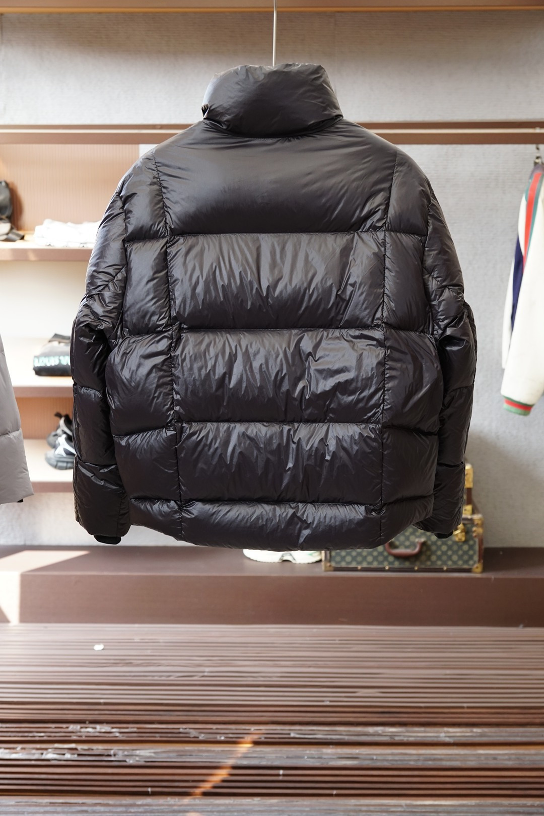 蒙口亮面羽绒服，冬日轻盈保暖天花板Moncler这款亮面羽绒服直接颠覆我对厚外套的认知☁️亮面面料自带高