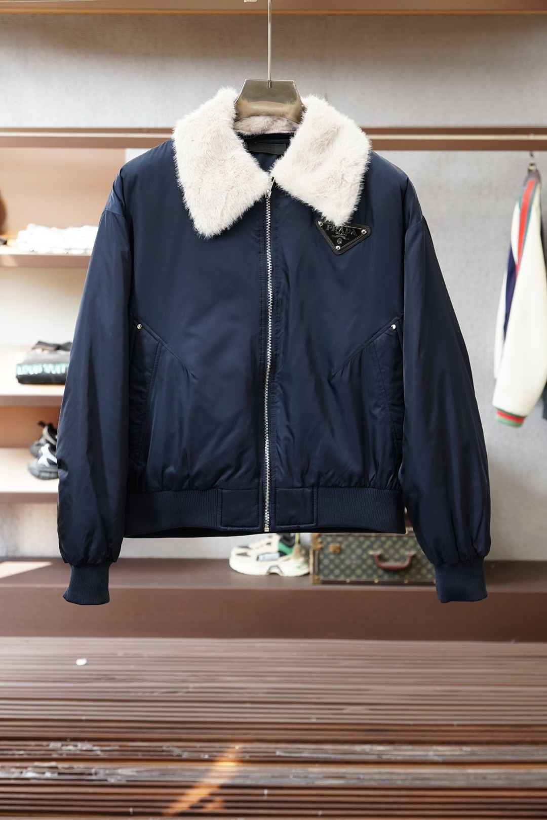 NO:681967,Prada - Prada fur collar down jacket, the hard core of winter style. Prada's fur collar down jacket directly welds luxury and warmth to death. The classic bomber jacket version is paired with plush lapels - cool with a gentle texture, black is calm, navy blue is atmospheric, both colors are super stylish. Smooth nylon fabric is wind-resistant and durable, full of down but not bloated, and does not weigh you down at all in winter.  The iconic triangle logo is embellished on the body of the garment, revealing brand recognition in a low-key manner. The details are full of fine workmanship. The ribbed cuff is windproof and neat. It is very suitable for turtlenecks and sweatshirts. It can be worn for daily outings or business casual wear!  M-3XL, care tips: It is recommended to clean the plush collar separately and gently, avoid baking at high temperatures, prada, prada, hoodie, sweatshirts, jackets & coats, down jacket,19860909Prada-普拉达毛领羽绒服,冬日型格的硬核担当Prada这款毛领羽绒服直接把奢感和保暖焊死了 经典飞行员夹克版型搭配毛绒翻领-酷飒中带着温柔质感,黑色沉稳、藏蓝大气,双色都超有腔调 顺滑的尼龙面料抗风又耐穿,充绒饱满却不臃肿,冬日穿完全不压身 标志性的三角标点缀在衣身,低调中透着品牌辨识度,细节处尽显精工细作 罗纹收口防风又利落,搭高领衫、卫衣都超适配,日常出街或商务休闲穿都气场拉满！M-3XL, 养护小提示毛绒领建议单独轻柔清洁,避免高温烘烤,,prada,prada,hoodie,sweatshirts,jackets & coats,down jacket,,Men's clothing