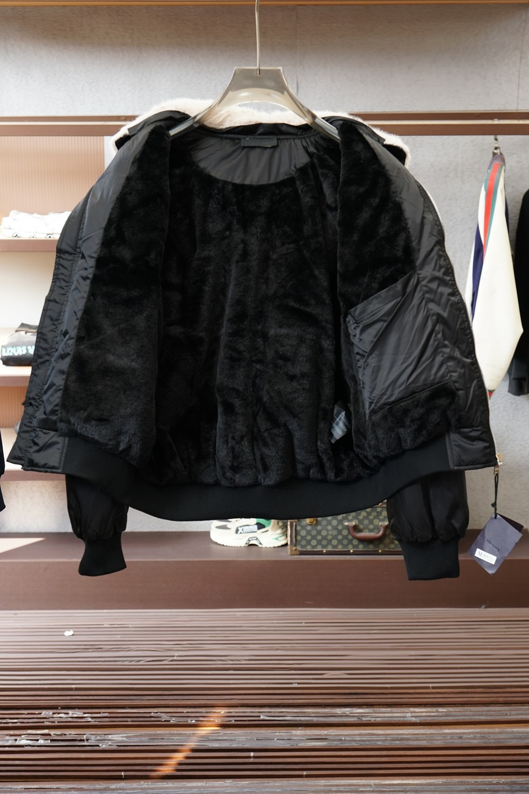 Prada-普拉达毛领羽绒服，冬日型格的硬核担当Prada这款毛领羽绒服直接把奢感和保暖焊死了🧥经典飞行