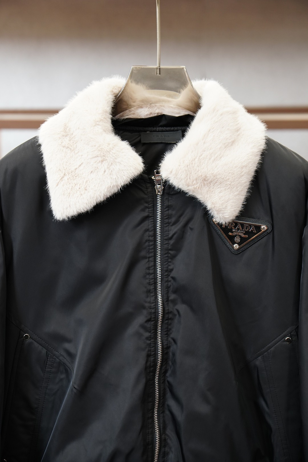 Prada-普拉达毛领羽绒服，冬日型格的硬核担当Prada这款毛领羽绒服直接把奢感和保暖焊死了🧥经典飞行