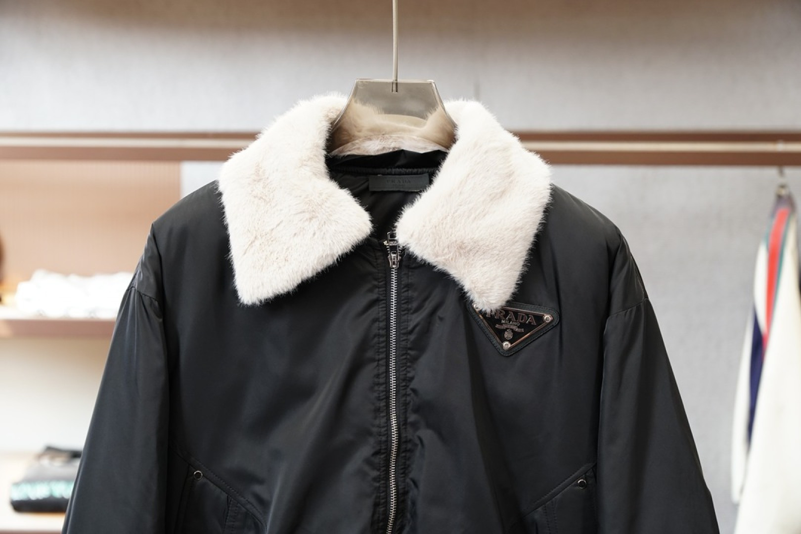 Prada-普拉达毛领羽绒服，冬日型格的硬核担当Prada这款毛领羽绒服直接把奢感和保暖焊死了🧥经典飞行