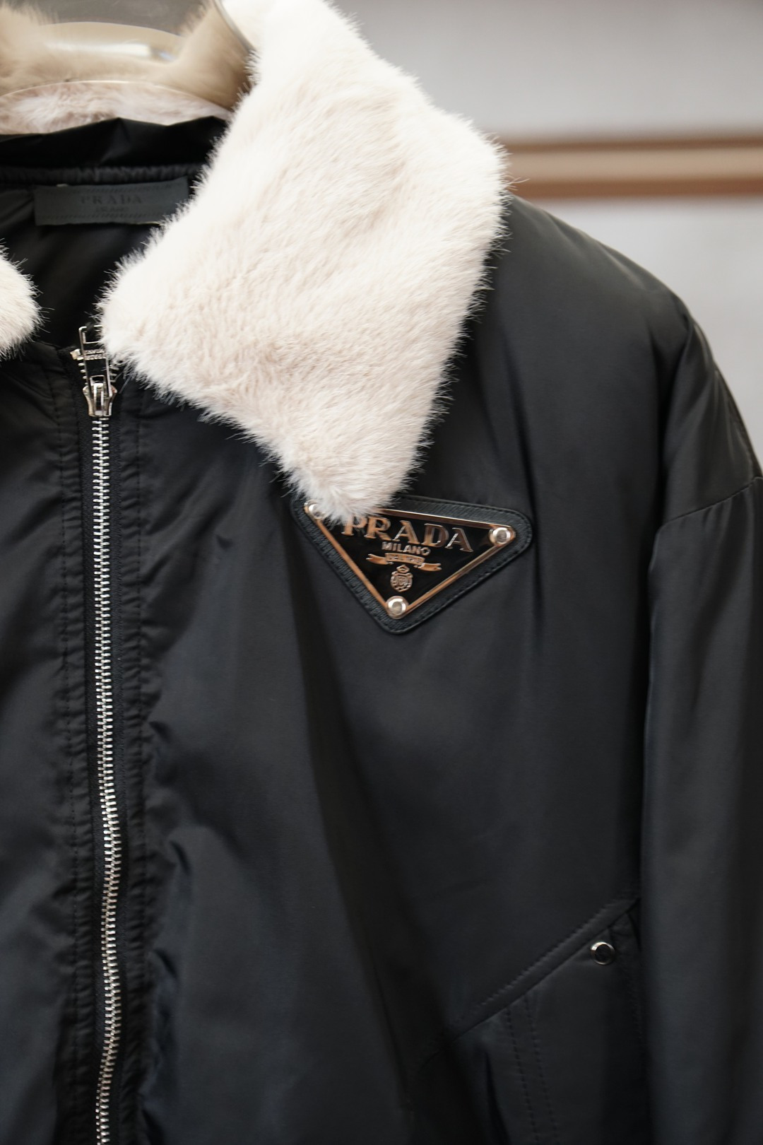 Prada-普拉达毛领羽绒服，冬日型格的硬核担当Prada这款毛领羽绒服直接把奢感和保暖焊死了🧥经典飞行