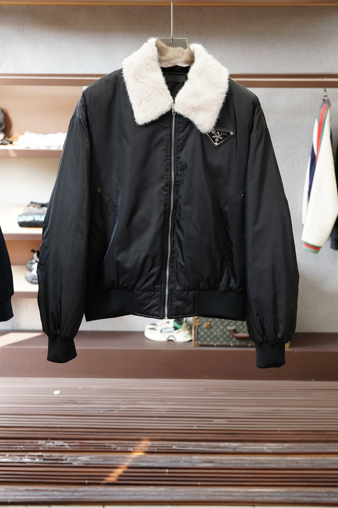 Prada-普拉达毛领羽绒服，冬日型格的硬核担当Prada这款毛领羽绒服直接把奢感和保暖焊死了🧥经典飞行