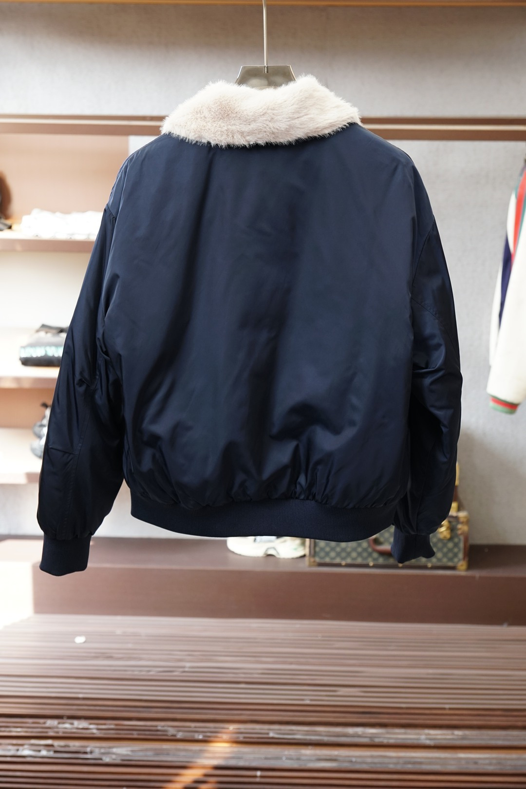 Prada-普拉达毛领羽绒服，冬日型格的硬核担当Prada这款毛领羽绒服直接把奢感和保暖焊死了🧥经典飞行