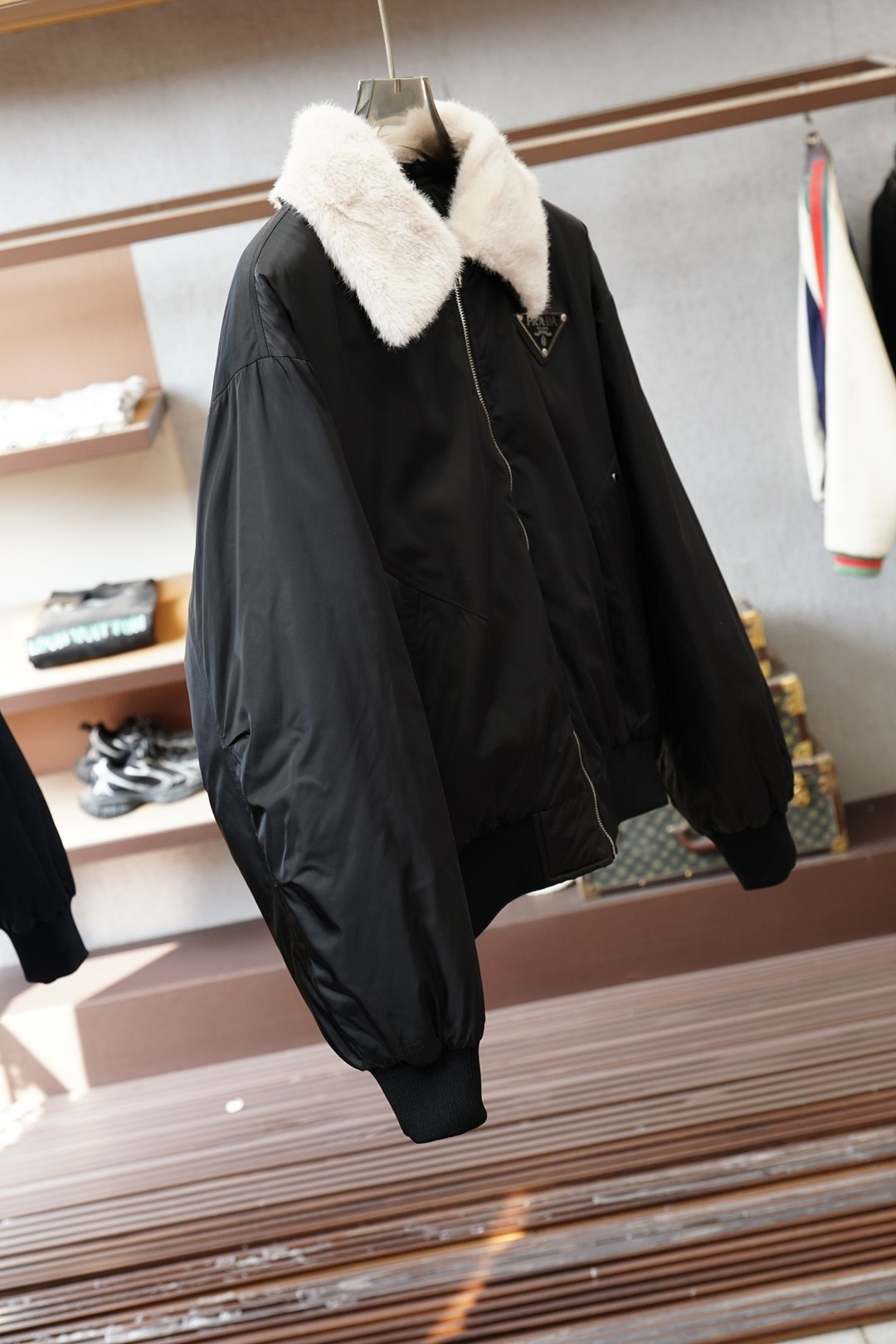 Prada-普拉达毛领羽绒服，冬日型格的硬核担当Prada这款毛领羽绒服直接把奢感和保暖焊死了🧥经典飞行