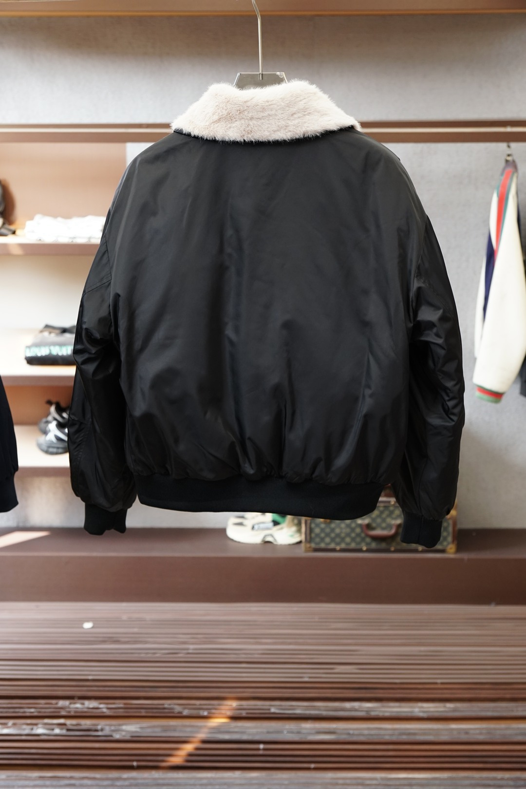 Prada-普拉达毛领羽绒服，冬日型格的硬核担当Prada这款毛领羽绒服直接把奢感和保暖焊死了🧥经典飞行