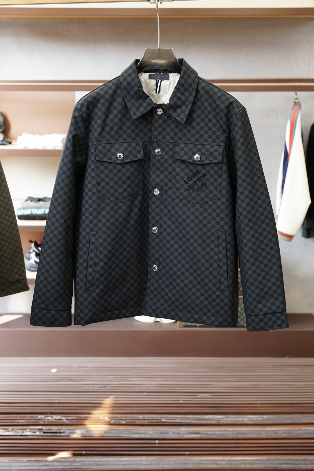 LV棋盘格羽绒服，冬日奢潮天花板LV这款棋盘格羽绒服直接把潮流与质感拉满🕶️经典的Damier棋盘格纹铺