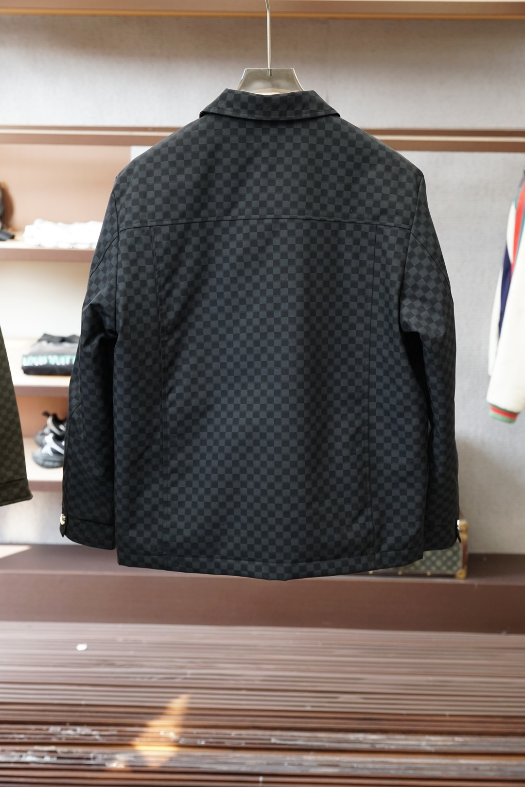 LV棋盘格羽绒服，冬日奢潮天花板LV这款棋盘格羽绒服直接把潮流与质感拉满🕶️经典的Damier棋盘格纹铺
