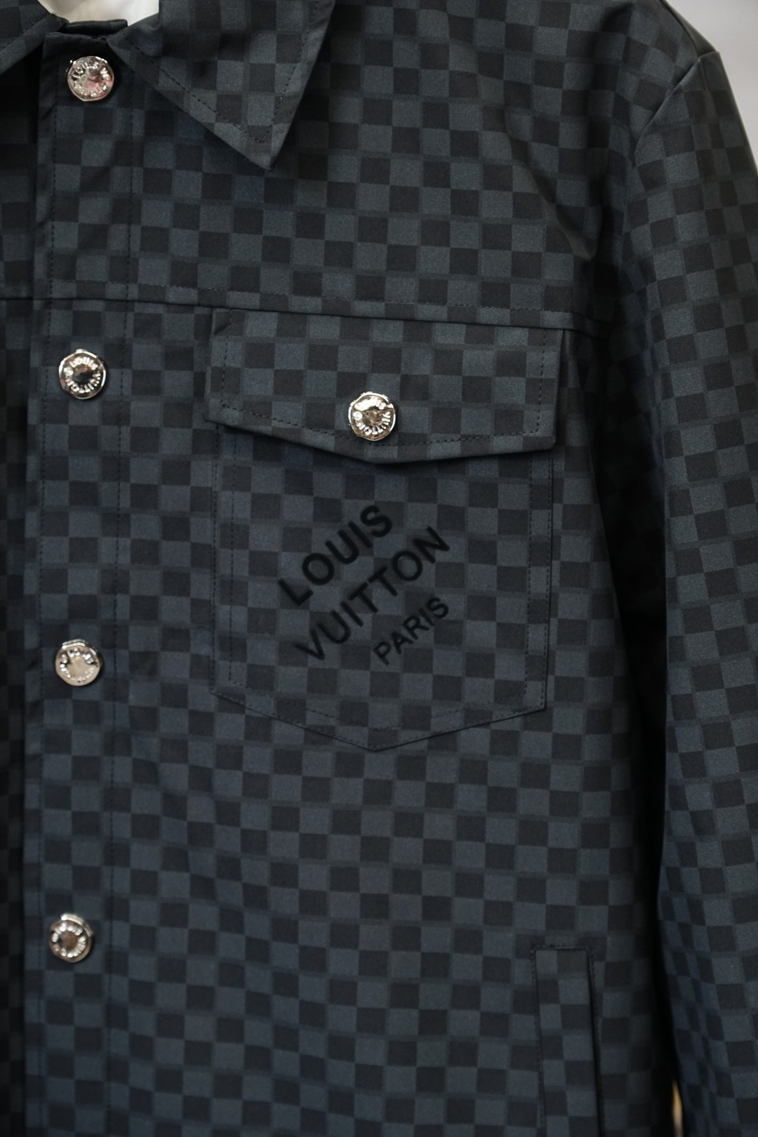 LV棋盘格羽绒服，冬日奢潮天花板LV这款棋盘格羽绒服直接把潮流与质感拉满🕶️经典的Damier棋盘格纹铺