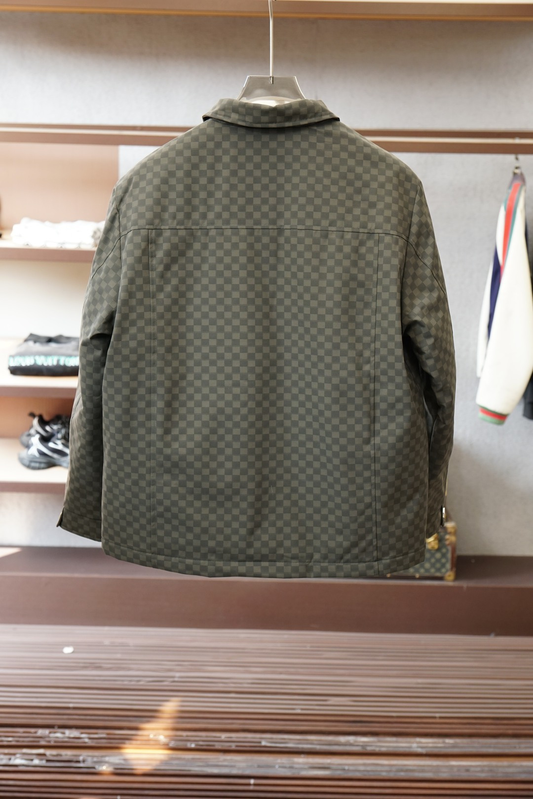 LV棋盘格羽绒服，冬日奢潮天花板LV这款棋盘格羽绒服直接把潮流与质感拉满🕶️经典的Damier棋盘格纹铺