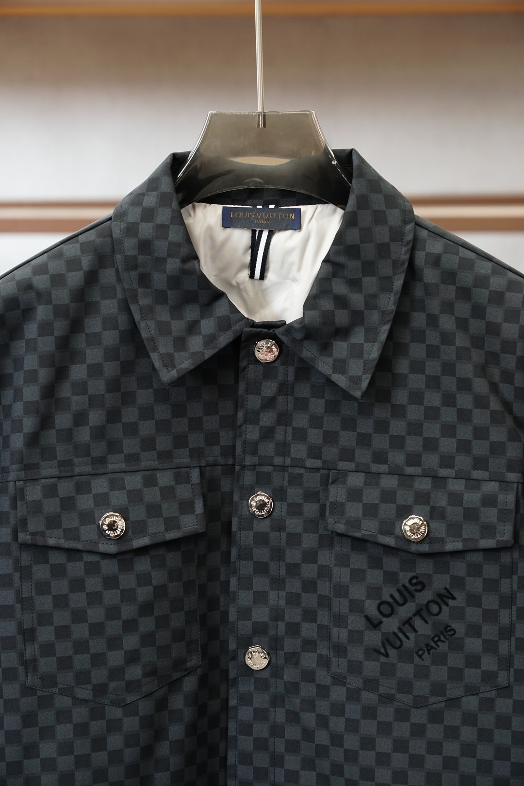 LV棋盘格羽绒服，冬日奢潮天花板LV这款棋盘格羽绒服直接把潮流与质感拉满🕶️经典的Damier棋盘格纹铺