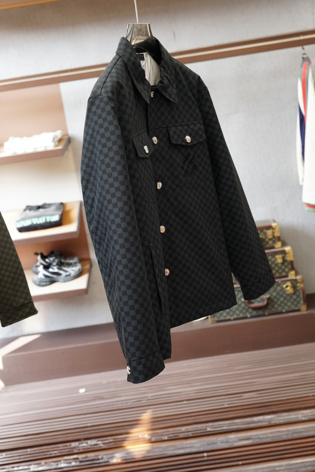 LV棋盘格羽绒服，冬日奢潮天花板LV这款棋盘格羽绒服直接把潮流与质感拉满🕶️经典的Damier棋盘格纹铺