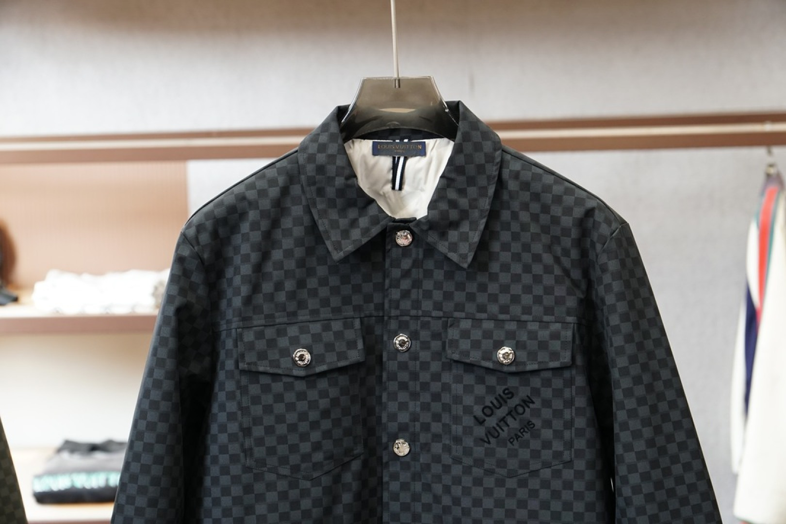 LV棋盘格羽绒服，冬日奢潮天花板LV这款棋盘格羽绒服直接把潮流与质感拉满🕶️经典的Damier棋盘格纹铺