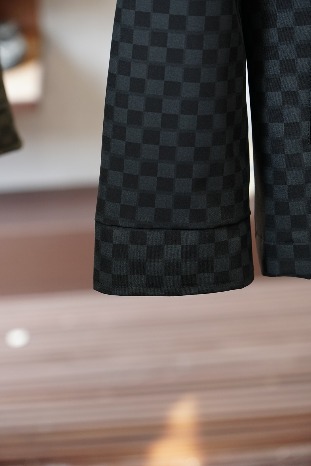 LV棋盘格羽绒服，冬日奢潮天花板LV这款棋盘格羽绒服直接把潮流与质感拉满🕶️经典的Damier棋盘格纹铺