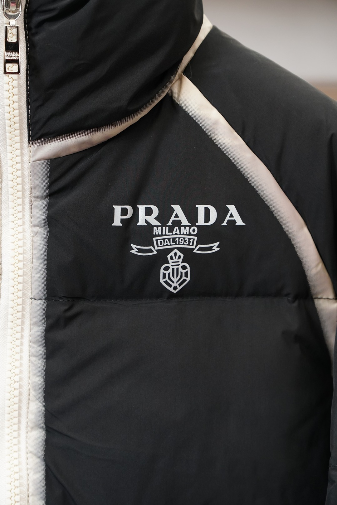 普拉达撞色羽绒服，冬日时髦感的标准答案Prada这款撞色羽绒服直接戳中审美巴点⚫️⚪️黑白撞色设计打破单