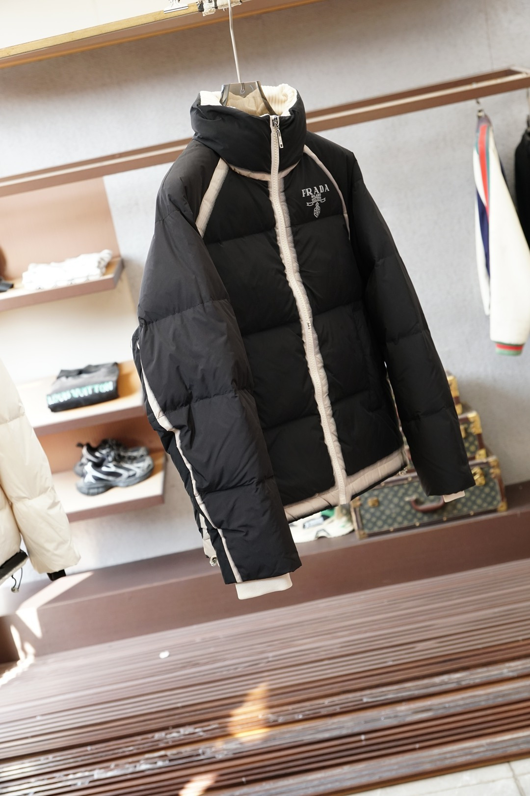 普拉达撞色羽绒服，冬日时髦感的标准答案Prada这款撞色羽绒服直接戳中审美巴点⚫️⚪️黑白撞色设计打破单