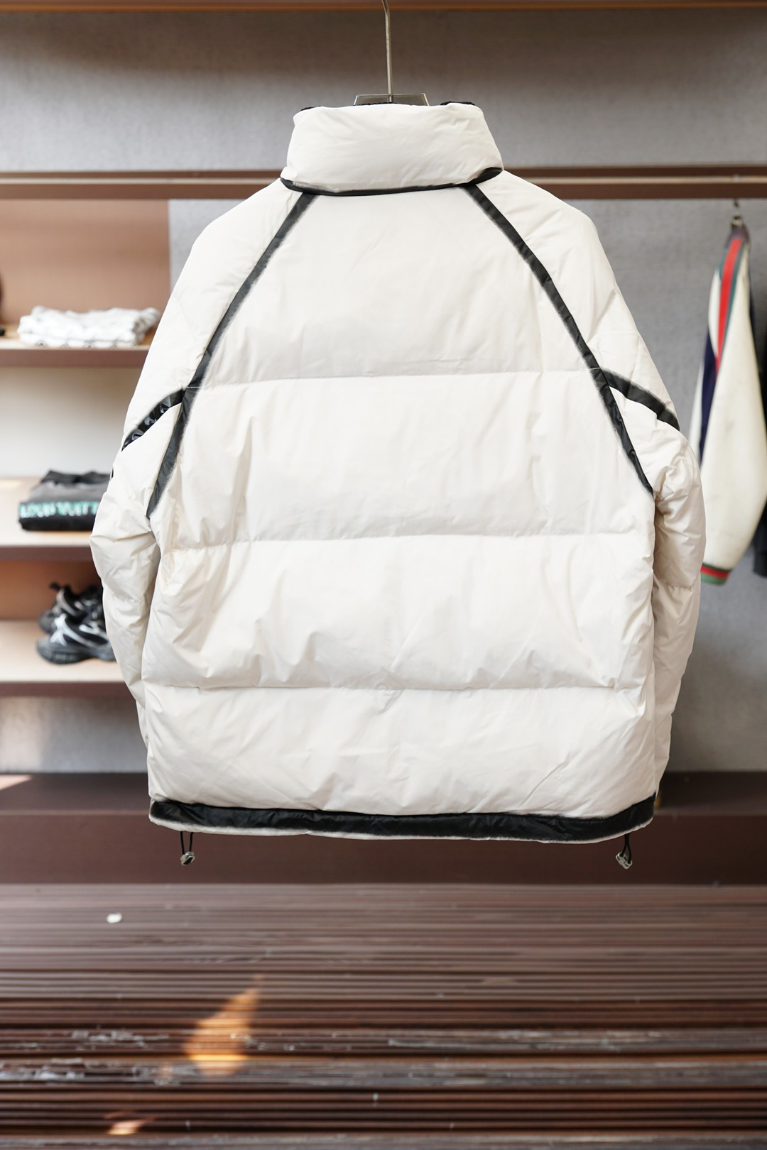 普拉达撞色羽绒服，冬日时髦感的标准答案Prada这款撞色羽绒服直接戳中审美巴点⚫️⚪️黑白撞色设计打破单