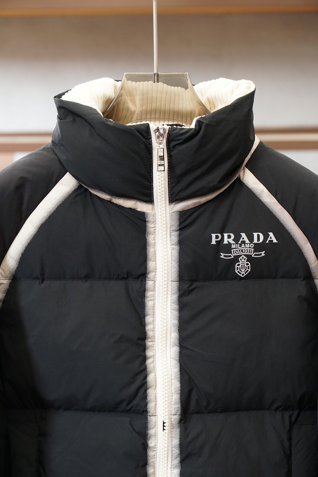 普拉达撞色羽绒服，冬日时髦感的标准答案Prada这款撞色羽绒服直接戳中审美巴点⚫️⚪️黑白撞色设计打破单