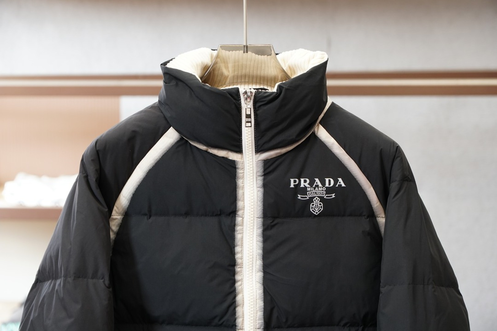 普拉达撞色羽绒服，冬日时髦感的标准答案Prada这款撞色羽绒服直接戳中审美巴点⚫️⚪️黑白撞色设计打破单