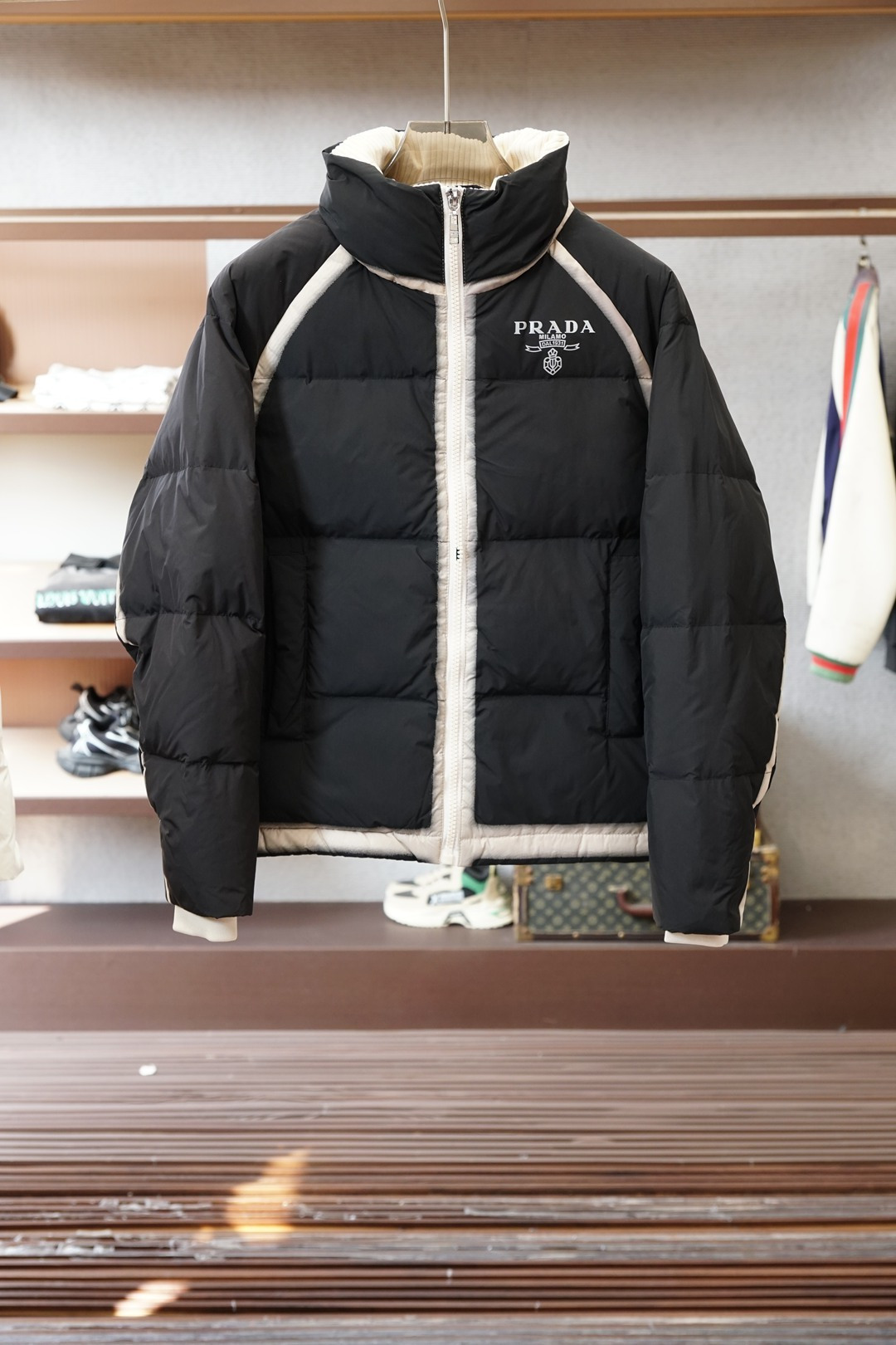 普拉达撞色羽绒服，冬日时髦感的标准答案Prada这款撞色羽绒服直接戳中审美巴点⚫️⚪️黑白撞色设计打破单