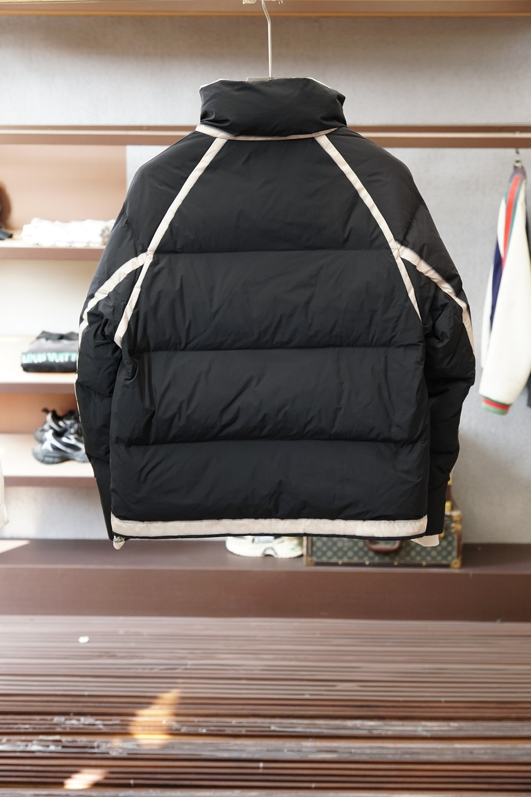 普拉达撞色羽绒服，冬日时髦感的标准答案Prada这款撞色羽绒服直接戳中审美巴点⚫️⚪️黑白撞色设计打破单