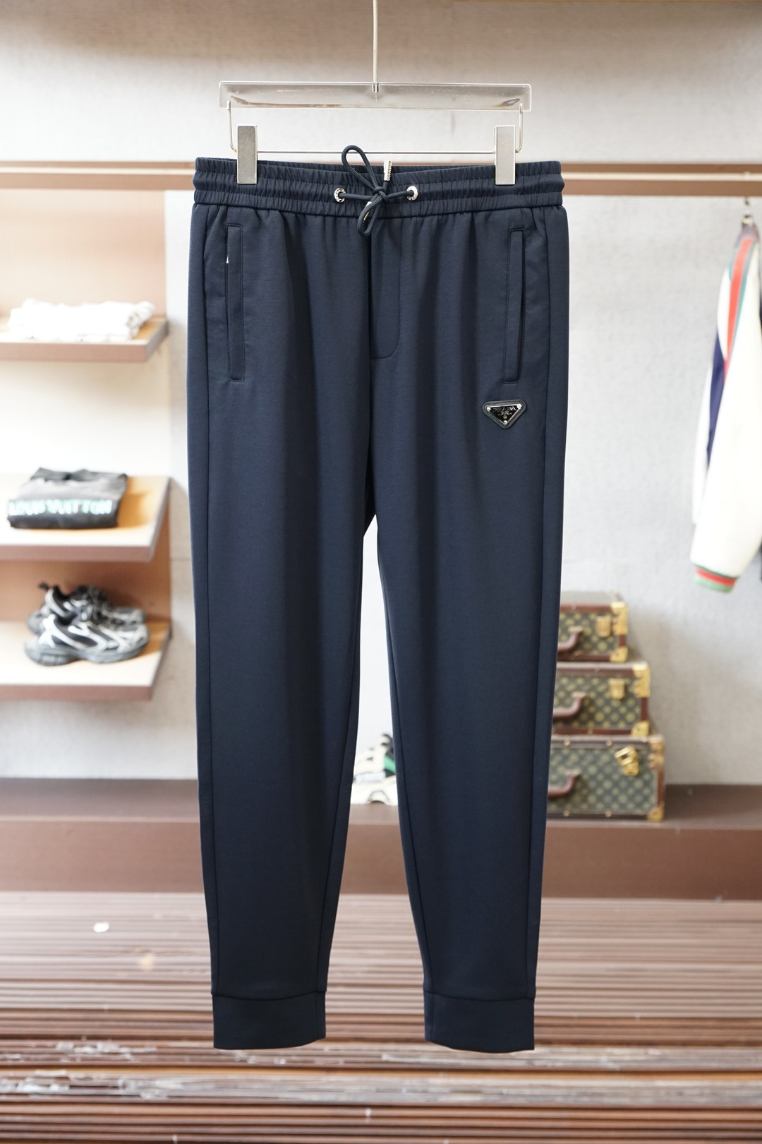 NO:681961,Prada's new fall and winter thickened casual pants for A, custom-woven worsted thickened cotton material ~ a new type of fabric mainly promoted by big-name men's clothing this year. The upper body is comfortable and soft, does not cause static electricity, and is tall and stylish. Color black, size M-3xlq,, prada, prada,19860909Prada普拉达A 年秋冬新品加厚休闲裤,客供定织精纺加厚棉料～今年大牌男装主推的一款新型面料,上身舒适柔软,不起静电,挺拓有型.颜色黑色尺码M-3xlq,,prada,prada,,Men's clothing