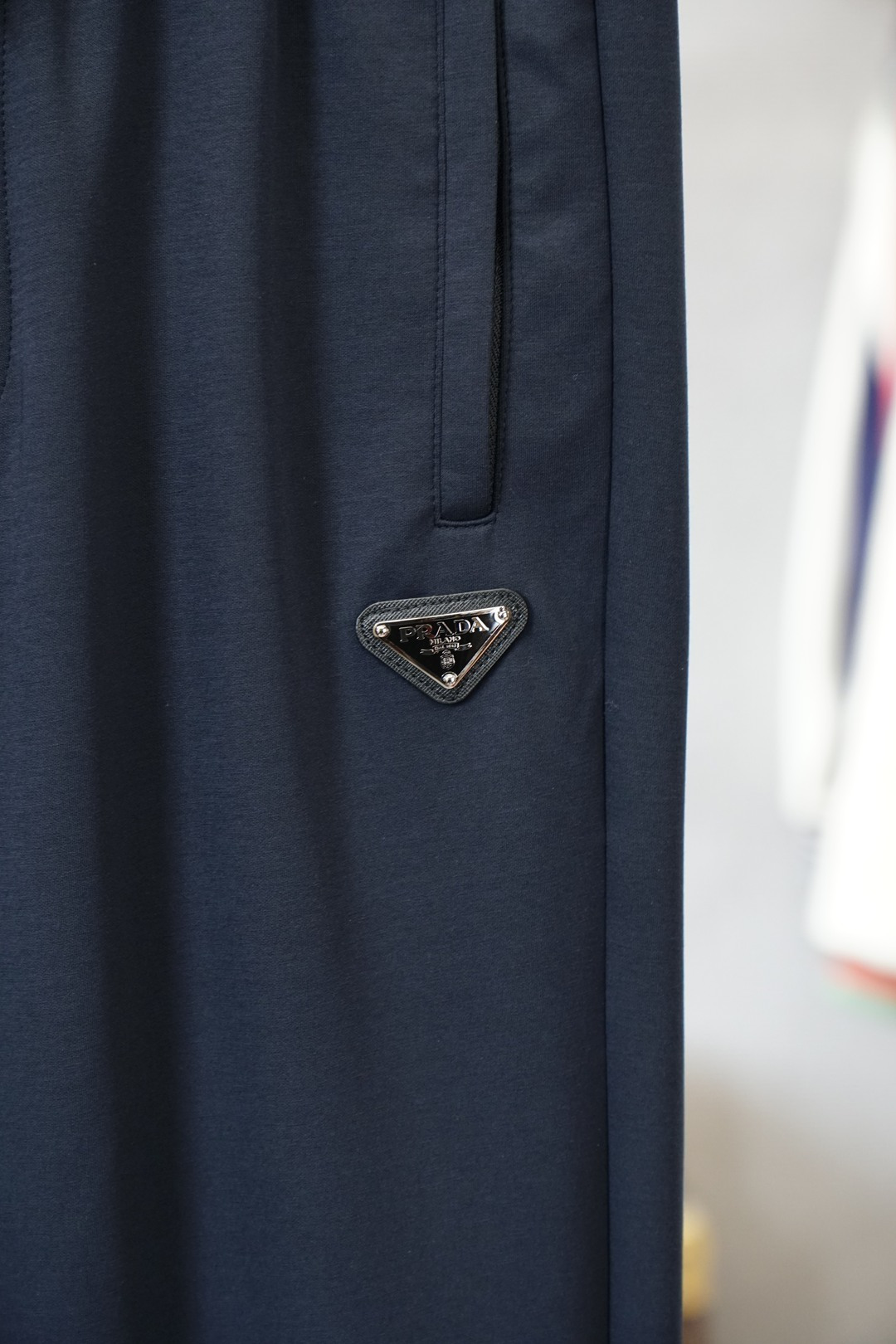 Prada普拉达A2025年秋冬新品加厚休闲裤，🎺🎺客供定织精纺加厚棉料～今年大牌男装主推的一款新型面料