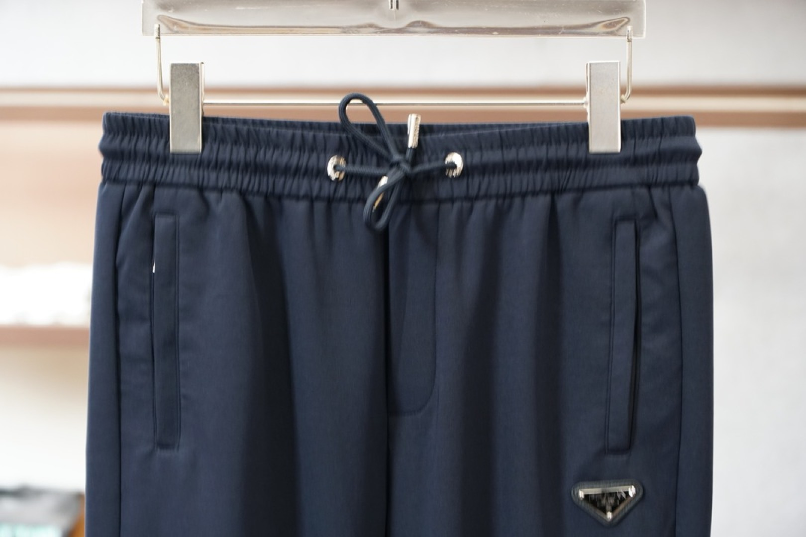 Prada普拉达A2025年秋冬新品加厚休闲裤，🎺🎺客供定织精纺加厚棉料～今年大牌男装主推的一款新型面料