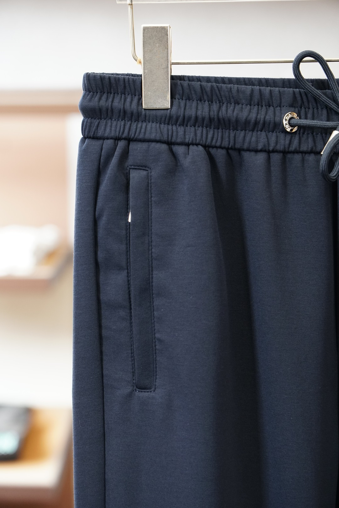 Prada普拉达A2025年秋冬新品加厚休闲裤，🎺🎺客供定织精纺加厚棉料～今年大牌男装主推的一款新型面料