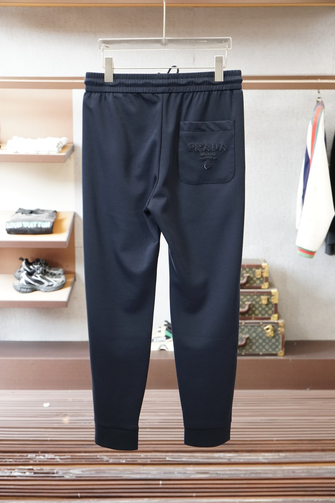 Prada普拉达A2025年秋冬新品加厚休闲裤，🎺🎺客供定织精纺加厚棉料～今年大牌男装主推的一款新型面料