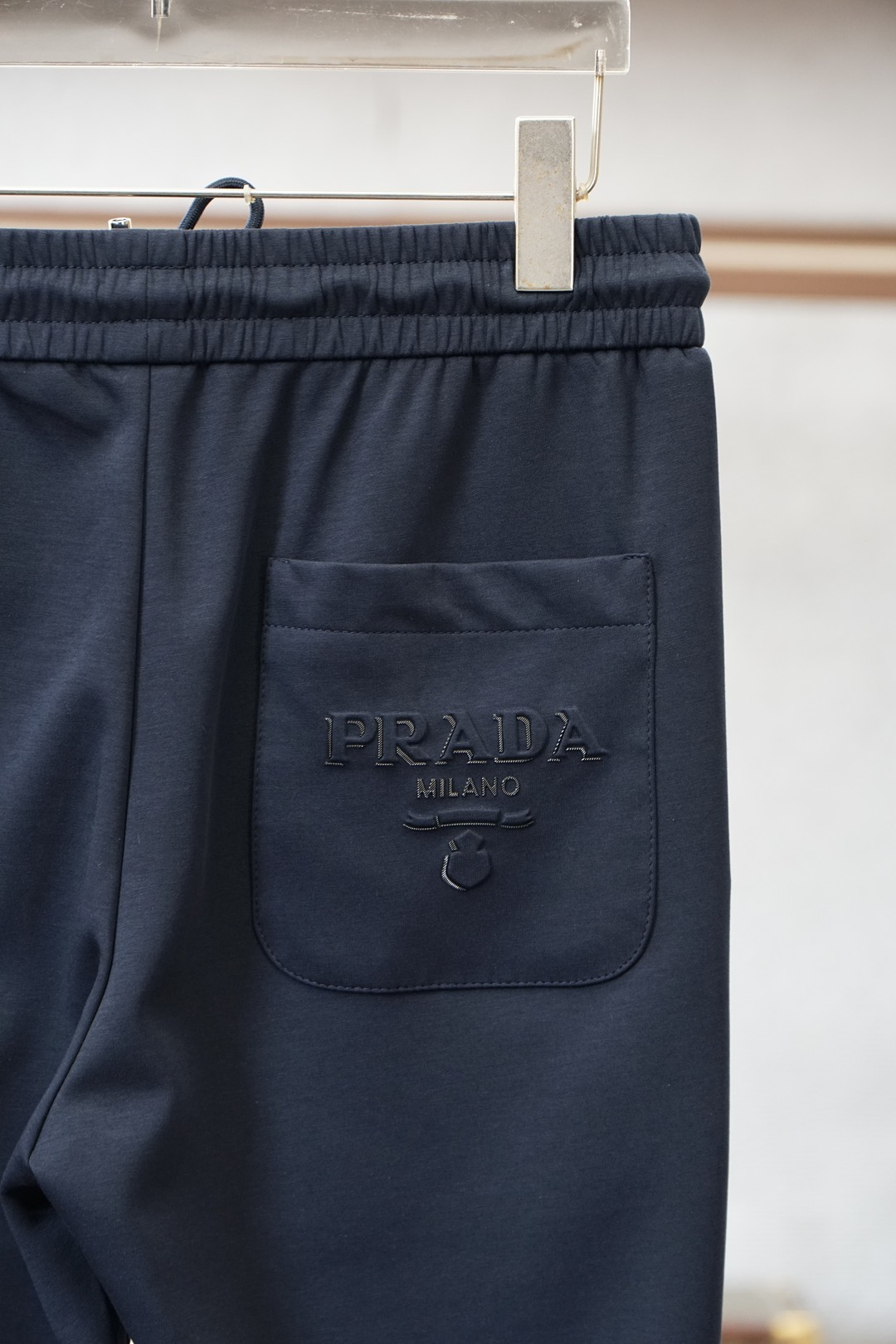 Prada普拉达A2025年秋冬新品加厚休闲裤，🎺🎺客供定织精纺加厚棉料～今年大牌男装主推的一款新型面料