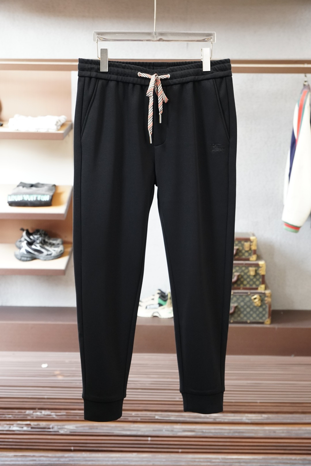 NO:681951,BBR-25 autumn and winter # LO mink velvet all-in-one plus velvet pants with roses  The most indispensable fleece product in autumn and winter, especially the trousers of this brand ~ It is really extremely rare. This model is the latest model on the counter this year. The performance and specifications are synchronized online with high-value products, making your matching more outstanding and diversified styles.  Made of splicing, this is also the latest street style this year. It is not only an exclusive interpretation, but also major brands have launched this style one after another. It has a luxury similar to fiber pants and takes into account the comfort performance of casual pants. It has a functional style effect, showing more class and fashion performance.  Secondly, the trousers are embellished with classic brand elements. This element is definitely a classic among classics. It not only increases the attraction, but also gives people a bright feeling. Coupled with the slim and moderate three-dimensional cutting design, the upper body is very slim and stylish. The matching performance is super outstanding. It easily portrays the style and class, giving people a cool and handsome visual effect. Color black, size M L XL 2XL 3XL,,19860909BBR-25秋冬# LO水貂绒一体加绒裤玫瑰花 秋冬最不能缺少的加绒产物,尤其是这种品牌的裤装单品～真的是极其的罕见,此款更是本年度的柜台最新款,性能与规格同步在线的高颜值产物,让你的搭配更加的出彩,更具备多元化风格拼接打造,这也是今年最新的街头风尚,不仅独家在演绎,各大品牌都是相继推出了这种款式它带着类似于纤维裤的奢华兼顾了休闲裤的舒适性能,带着机能风的效果,更显档次与时尚性能感 其次则是裤身经典的品牌元素点缀,这个元素绝对是经典中的经典,增加看点的同时,更是给人一种眼前一亮的感觉 加上修身有度的版型立体裁剪设计,上身十分的显瘦有型,搭配性能超级的出色出彩,轻松的刻画风格段位,给人一种酷帅十足的视觉效果 颜色黑色 码数M L XL 2XL 3XL,,,Men's clothing