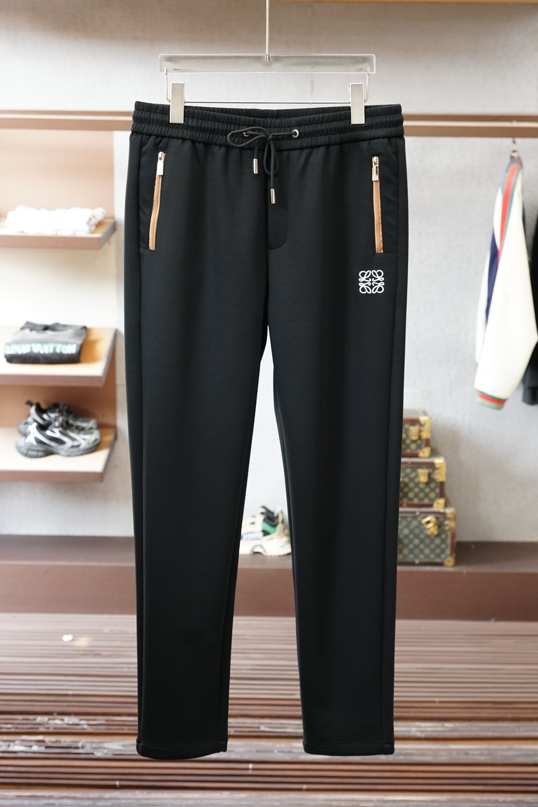NO:681966,Loewe/New thickened casual pants for autumn and winter, custom-woven worsted thickened cotton material for customers~a new type of fabric mainly promoted by big-name men's clothing this year. The upper body is comfortable and soft, does not cause static electricity, and is tall and stylish. Color black, size M-3xlq,, loewe,19860909罗意威/ 年秋冬新品加厚休闲裤,客供定织精纺加厚棉料～今年大牌男装主推的一款新型面料,上身舒适柔软,不起静电,挺拓有型.颜色黑色尺码M-3xlq,,loewe,,Men's clothing