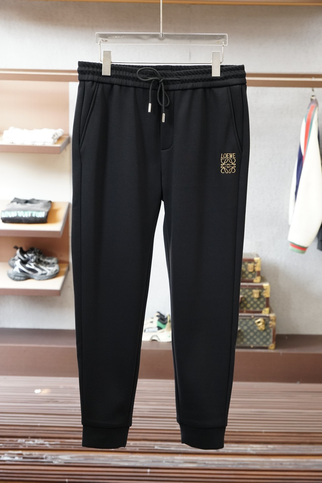 NO:681947,Loewe Luo Yiwei - 25 autumn and winter # LO mink velvet all-in-one velvet pants rose. The most indispensable velvet product in autumn and winter, especially the trousers of this brand ~ It is really extremely rare. This model is the latest model on the counter this year. The performance and specifications are synchronized online with high-value products, making your matching more brilliant and diversified.  Created by splicing styles, this is also the latest street style this year. It is not only an exclusive interpretation, but also major brands have launched this style one after another. It has a luxury similar to fiber pants and takes into account the comfort performance of casual pants. It has a functional style effect, showing more class and fashion performance. Secondly, the trousers are embellished with classic brand elements. This element is definitely a classic among classics. It not only adds to the attraction, but also gives people a bright feeling.  Coupled with the slim fit and three-dimensional cutting design, the upper body is very slim and stylish, and the matching performance is super outstanding. It easily depicts the style and gives people a cool and handsome visual effect. Color Black Size M L XL 2XL 3XL,,loewe,loewe,19860909Loewe罗意威- 25秋冬# LO水貂绒一体加绒裤玫瑰花 秋冬最不能缺少的加绒产物,尤其是这种品牌的裤装单品～真的是极其的罕见,此款更是本年度的柜台最新款,性能与规格同步在线的高颜值产物,让你的搭配更加的出彩,更具备多元化 风格拼接打造,这也是今年最新的街头风尚,不仅独家在演绎,各大品牌都是相继推出了这种款式它带着类似于纤维裤的奢华兼顾了休闲裤的舒适性能,带着机能风的效果,更显档次与时尚性能感 其次则是裤身经典的品牌元素点缀,这个元素绝对是经典中的经典,增加看点的同时,更是给人一种眼前一亮的感觉 加上修身有度的版型立体裁剪设计,上身十分的显瘦有型,搭配性能超级的出色出彩,轻松的刻画风格段位,给人一种酷帅十足的视觉效果 颜色黑色 码数M L XL 2XL 3XL,,loewe,loewe,,Men's clothing