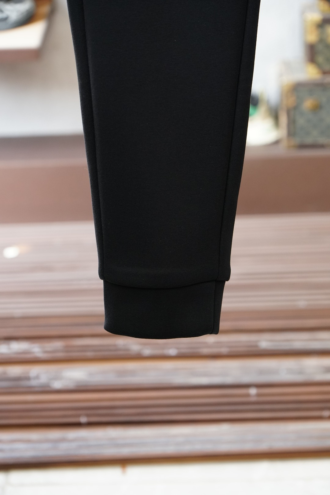 普拉达Prada25秋冬# LO水貂绒一体加绒裤玫瑰花秋冬最不能缺少的加绒产物，尤其是这种品牌的裤装单品