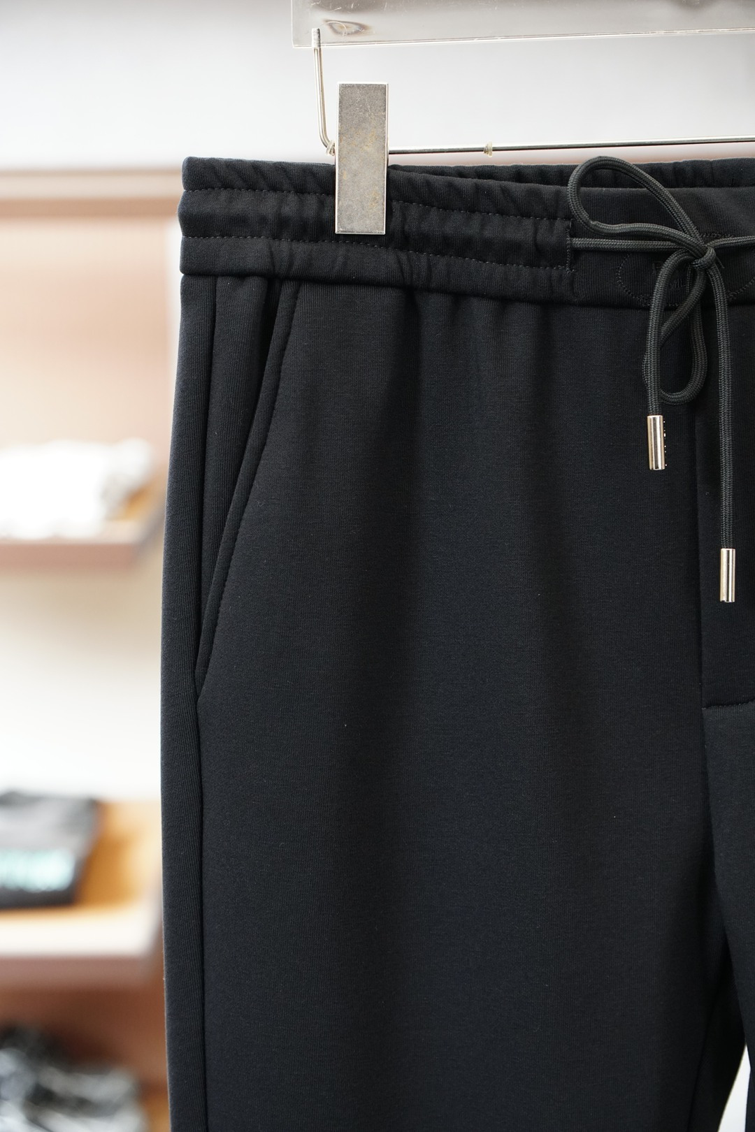 普拉达Prada25秋冬# LO水貂绒一体加绒裤玫瑰花秋冬最不能缺少的加绒产物，尤其是这种品牌的裤装单品