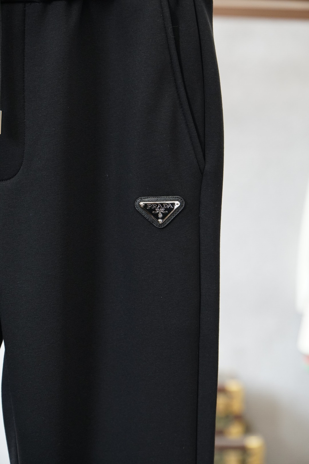 普拉达Prada25秋冬# LO水貂绒一体加绒裤玫瑰花秋冬最不能缺少的加绒产物，尤其是这种品牌的裤装单品