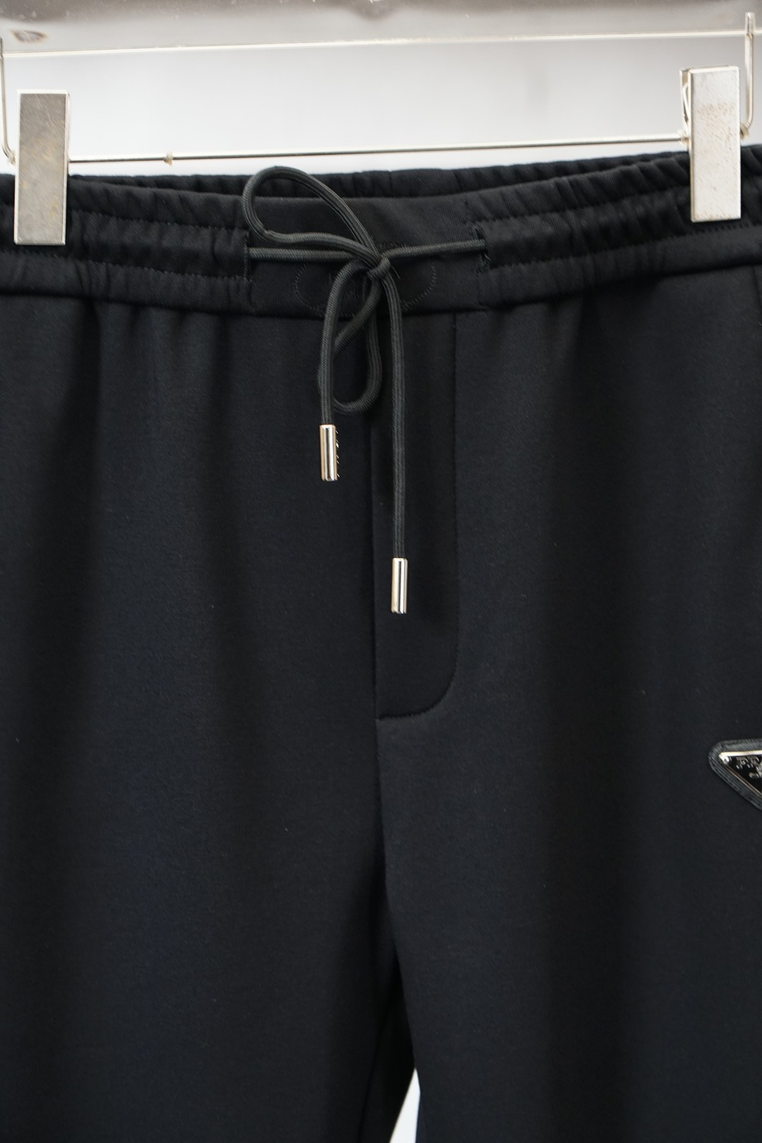 普拉达Prada25秋冬# LO水貂绒一体加绒裤玫瑰花秋冬最不能缺少的加绒产物，尤其是这种品牌的裤装单品