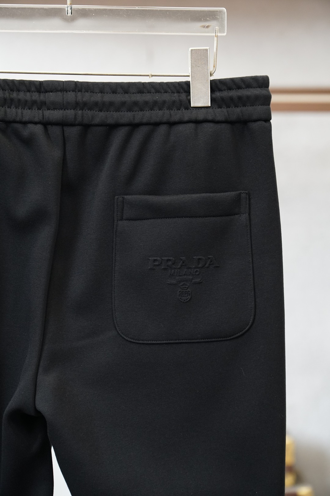 普拉达Prada25秋冬# LO水貂绒一体加绒裤玫瑰花秋冬最不能缺少的加绒产物，尤其是这种品牌的裤装单品