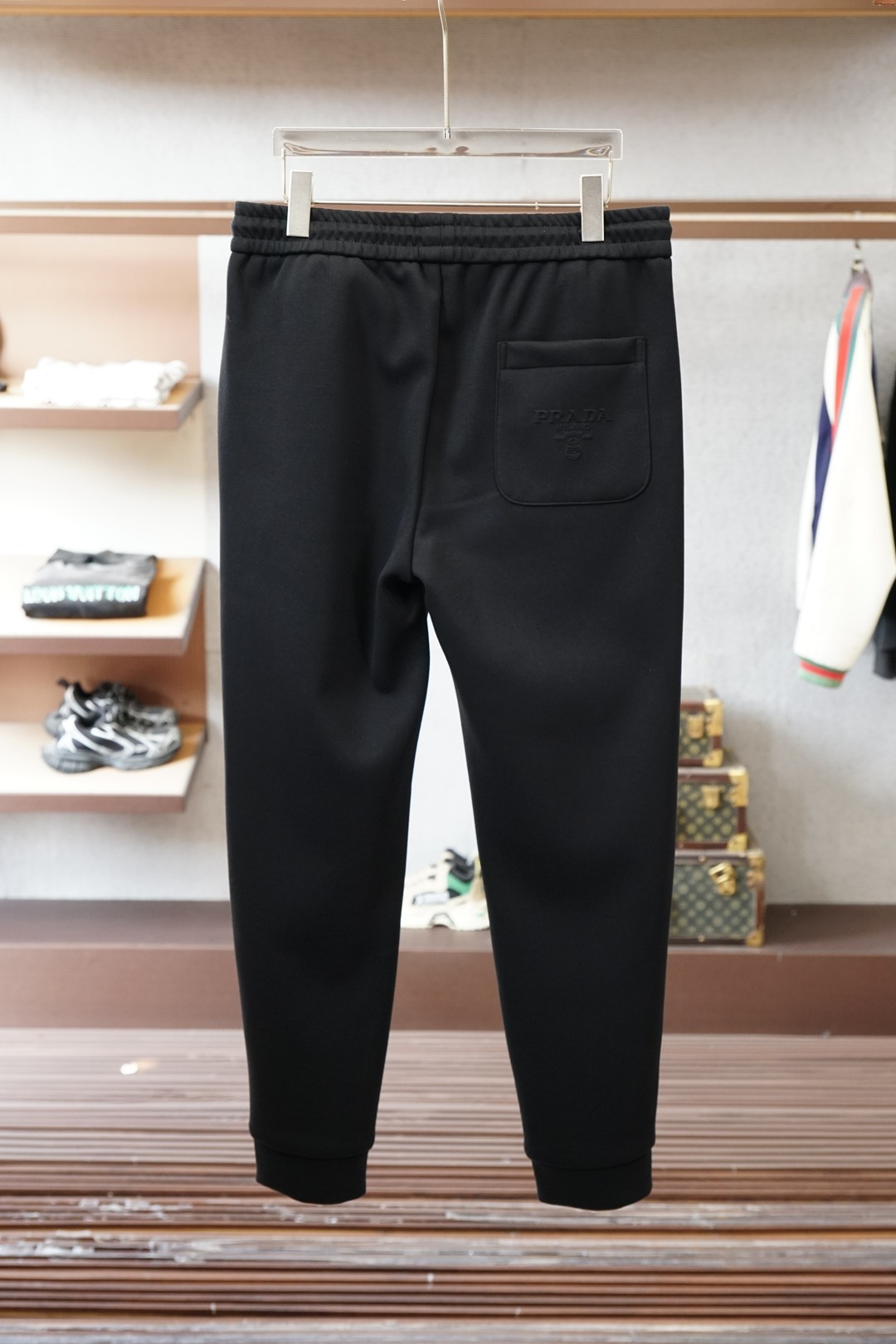 普拉达Prada25秋冬# LO水貂绒一体加绒裤玫瑰花秋冬最不能缺少的加绒产物，尤其是这种品牌的裤装单品