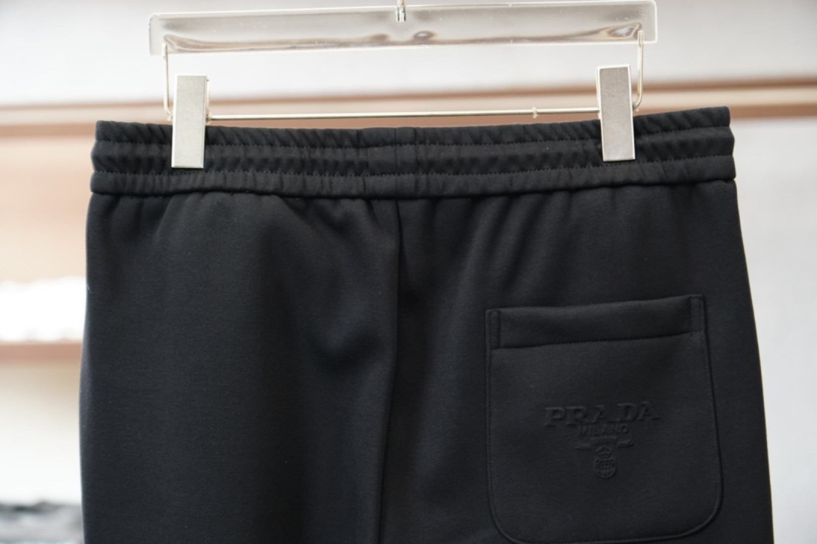 普拉达Prada25秋冬# LO水貂绒一体加绒裤玫瑰花秋冬最不能缺少的加绒产物，尤其是这种品牌的裤装单品